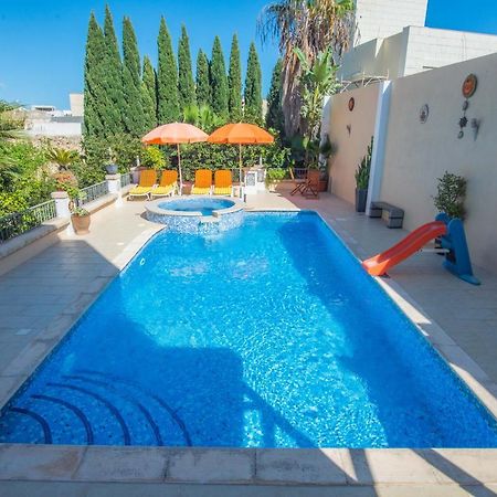 Central Villa Flatlet With Pool - Free Parking And Wifi Lija Exterior foto