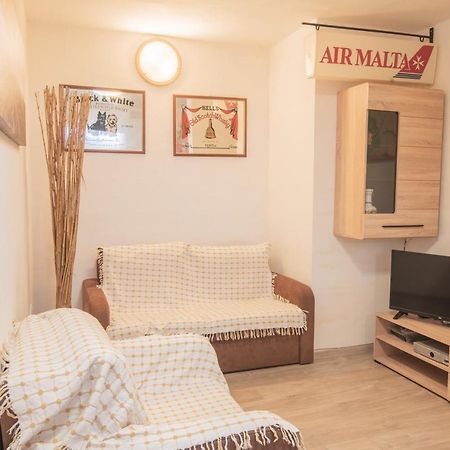Central Villa Flatlet With Pool - Free Parking And Wifi Lija Exterior foto