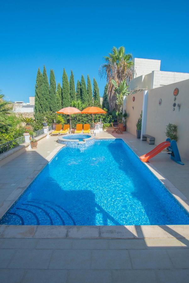 Central Villa Flatlet With Pool - Free Parking And Wifi Lija Exterior foto